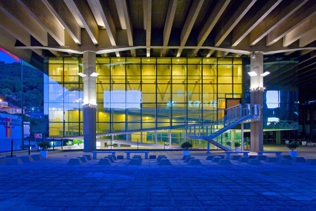 Anexo Assembleia Legislativa de Santa Catarina (2000): O projeto buscou retomar a idéia de uma grande esplanada cívica e conta com um auditório elevado de 500 lugares, um parlatório e a escada solene. 