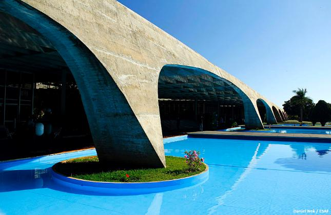Escola Fazendária (Brasília, 1973): A monumental estrutura no Planalto Central possui dimensões de 300 metros de comprimento por 65 metros de largura, marcada pela sucessão de pórticos com 30 metros de vão cada. 