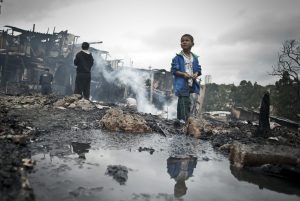 Em 2012, moradores de favela incendiada em São Paulo tentam recuperar objetos. Foto: EBC