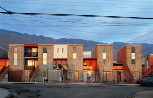 Um dos exemplos mais conhecidos é a habitação social Quinta Monroy, em Iquique, Chile