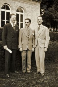 Nas fotos / esq. para dir.: o arquiteto Jayme C. Fonseca Rodrigues (1940) e Oswaldo Bratke, Américo Capua e Jayme Rodrigues (1931)