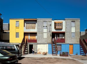 Um dos exemplos mais conhecidos é a habitação social Quinta Monroy, em Iquique, Chile.