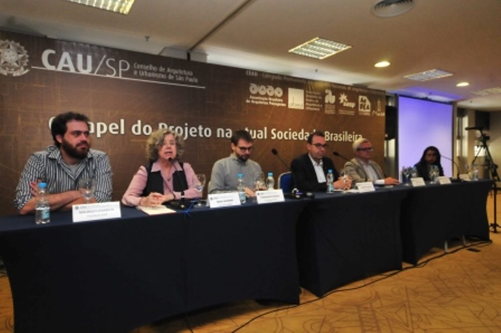 Representantes das entidades do CEAU/SP na mesa de abertura - ao microfone, Nina Vaisman