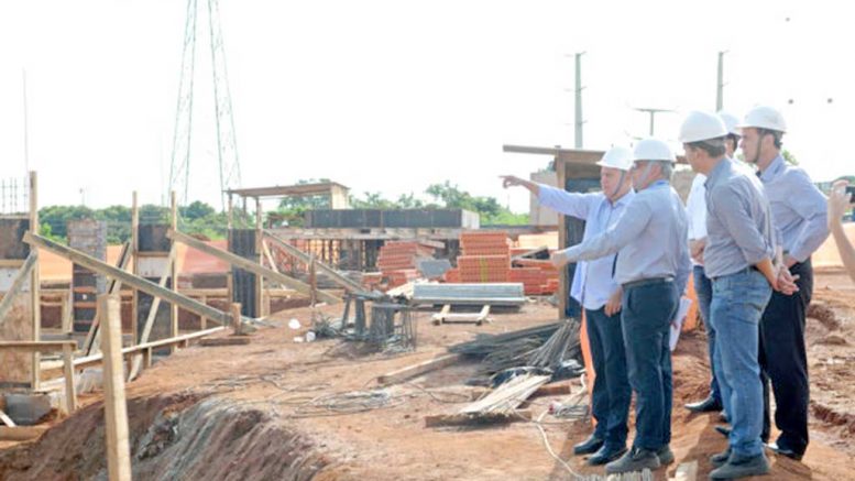 Governador do Distrito Federal inspeciona canteiros em Brasília - cargos de direção de obras terão que ser ocupadas por arquitetos