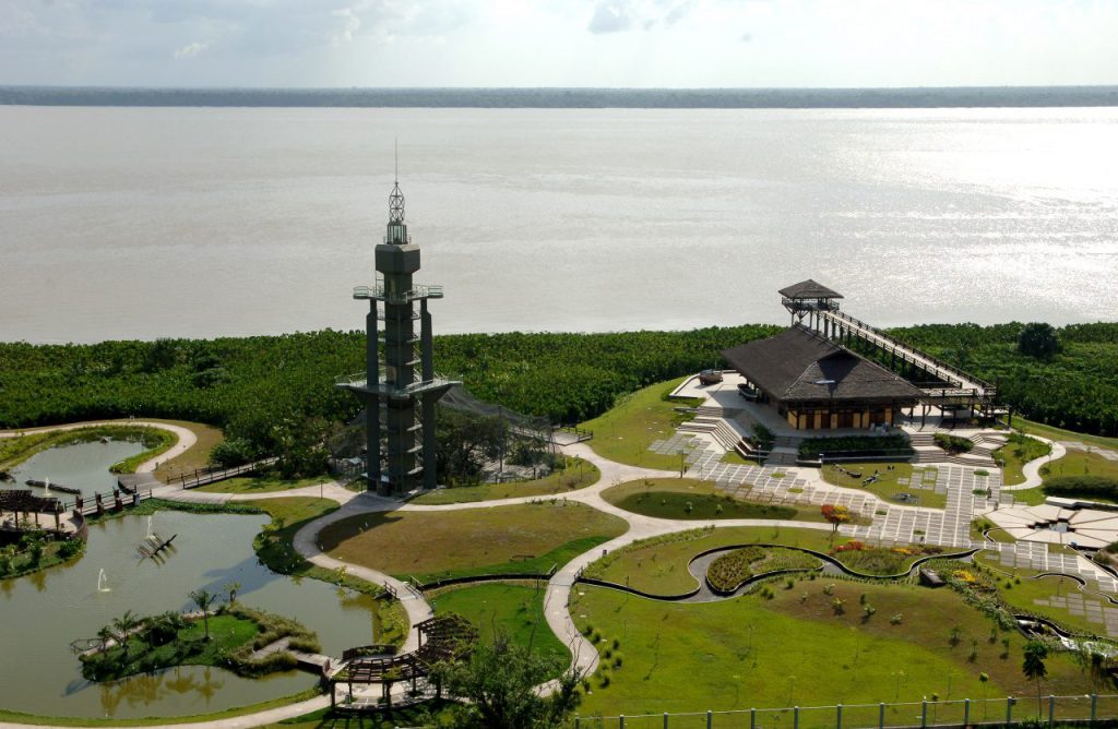 Parque das Garças, em Belém (PA), projetado por Rosa Kliass em 2005 a partir da revitalização de uma área de 40 mil m² às margens do rio Guamá (Foto: Divulgação RGK)