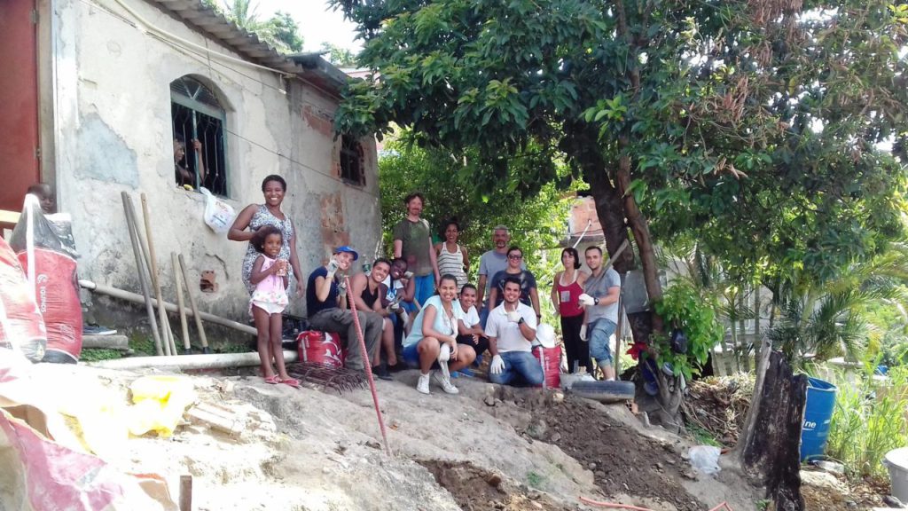 Casa de Jayana da Cruz (esquerda) já recebeu algumas reformas com a ajuda do projeto Arquiteto de Família. Campanha de arrecadação para continuar as obras termina em julho