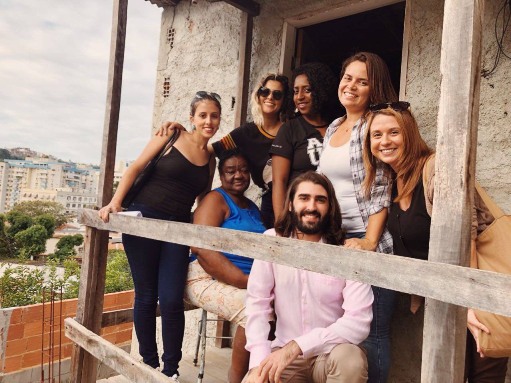 Visita dos voluntários do Arquiteto de Família à casa de Marinete Ribeiro, a Dinda, que precisa reformar o banheiro