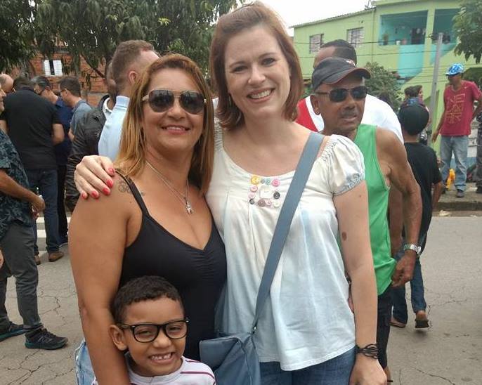 Joelma, uma das moradoras das novas casas cubo, com o filho e a arquiteta e urbanista Fabrícia Zulin na inauguração da obra